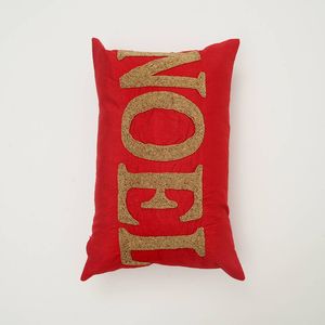 Cojín Decorativo Artesanal con Cuentas Rojas de Navidad, 24x16, para la Temporada Navideña - Product Image 2