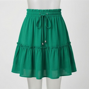 Jupe courte en mousseline de soie verte pour femmes, taille élastique, style décontracté d'été, coupe évasée avec cordon de serrage - Product Image 1