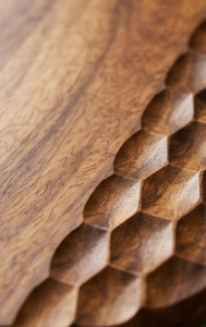 Tabla de cortar redonda de madera de mango con textura de panal tallada, tabla para pizza, tabla para servir pan y queso con orificio - Product Image 2