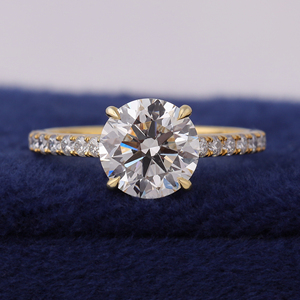 Bague de fiançailles en or avec diamant rond de 2,50 carats cultivé en laboratoire, sertie pavé cathédrale - Product Image 1