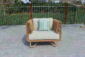 Sofá contemporáneo de ratán para exteriores de una plaza con cojín impermeable para jardín o patio. - Product Image 4
