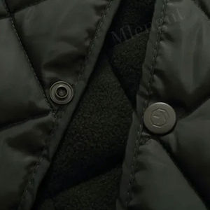 Veste sans manches à capuche rembourrée personnalisée avec logo OEM, veste rembourrée de qualité supérieure sur mesure pour hommes et femmes - Product Image 5