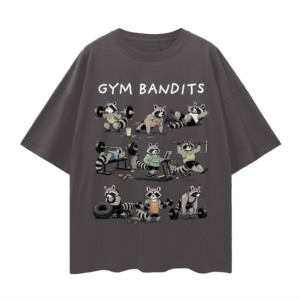 Camiseta de manga corta extragrande con estampado de dibujos animados de mapache de Gym Bandits para hombre, camiseta informal con cuello redondo, estilo jersey, para gimnasio y fitness. - Product Image 1