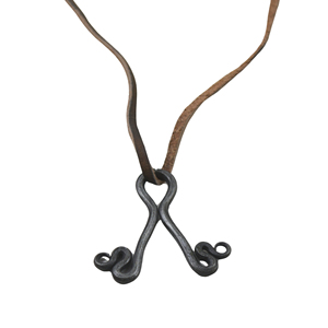 Pendentif Cœur en Fer Forgé à la Main Style Médiéval, Breloque en Fil Torsadé Faite à la Main par un Fermeur, Pendentif Nœud sur Cordon en Cuir - Product Image 6