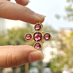 Colgante de Cruz Minimalista Vintage de Latón Chapado en Oro de 18k con Textura de Cuentas y Cuarzo Rubí de Corte Cojín, Joyería Ligera con Piedra - Product Image 5