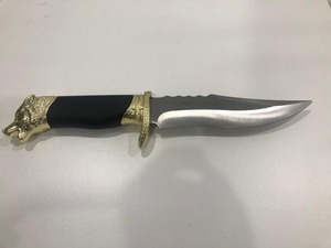 Cuchillo de Caza de Alta Calidad, Grado Industrial, Hoja de Acero Inoxidable con Punta Caída, Borde Dentado, Mango Negro con Detalles Dorados, Funda, OEM - Product Image 4