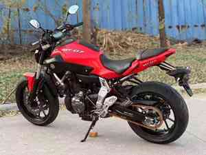 Motocicleta Yamaha MT-07 con Motor de 689cc, Refrigeración Líquida, Dos Cilindros, Transmisión de 6 Velocidades, Frenos ABS - Product Image 4