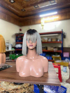 วิกผมสั้นสีเทาอมเทาสำหรับผู้หญิงผิวดำปลายหนาสองชั้นแบบเรียบหรู - Product Image 4