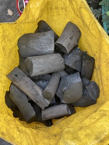 Charbon de bois de Khaya sans étincelles, prix abordable, meilleure qualité pour barbecue et restaurant, prêt à être chargé depuis l'usine BIWOOD au Vietnam - Product Image 4