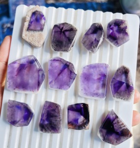 Tranches d'améthyste naturelles de qualité supérieure, faites à la main, avec druse de cristal, cabochons en améthyste, pierres précieuses en vrac de haute qualité pour la fabrication de bijoux - Product Image 3