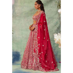 Lehenga choli ชุดปาร์ตี้ออกแบบสำหรับผู้หญิงพร้อมงานปักด้ายสวยงาม - Product Image 4