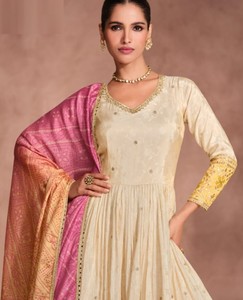 Robe Anarkali Moderne Brodée Scintillante Prête à Porter (Taille Unique) pour Fêtes, Diwali, Mariages - Longueur au Sol, Coupe Classique - Product Image 2