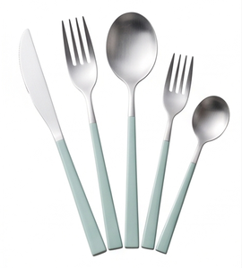 Ensemble de couverts élégants en acier inoxydable avec manche en résine verte et tête argentée, vaisselle élégante pour la salle à manger, la cuisine et les mariages - Product Image 1
