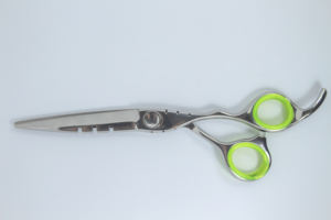 Tijeras de Peluquería de Acero Inoxidable con Acabado Espejo de 5 Pulgadas, con Tornillo de Tensión con Diamantes de Imitación Rojos e Inserciones Rosadas para Mayor Comodidad - Product Image 2