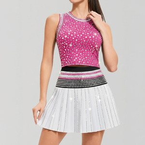 Conjunto de faldas personalizadas OEM hechas en Pakistán para mujer, top corto con capucha y estampado de logotipo informal, conjunto de faldas con capucha para invierno. - Product Image 1