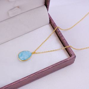 จี้สร้อยคอรูปใบไม้ทำจากอะเมโซไนต์ ประดับทองเหลืองชุบทอง พร้อมสายสร้อยคาร์เนเลียน ดีไซน์ธรรมชาติ ทันสมัย เรียบง่าย สไตล์มินิมอล - Product Image 2