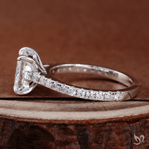 Anillo de compromiso llamativo de oro blanco de 10K con diamante de laboratorio talla princesa de 2 quilates, banda pavé tipo catedral, certificado IGI - Product Image 2