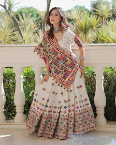 Chaniya Choli blanc pour Navratri, en coton mousseline épais, imprimé numérique, broderie miroir, dentelle fantaisie, dupatta avec latkan, tenue pour le festival Garba - Product Image 5
