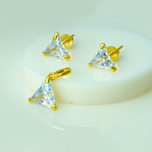 Pendientes de Cristal con Corte Triangular, Chapados en Oro de 10 Quilates, Forma de Pirámide Minimalista, Joyería Unisex para Uso Diario - Product Image 3