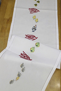 Nouveaux Chemins de Table Blancs 100% Coton Personnalisés Brodés Poissons & Coraux, avec Ourlet Brodé, Lavables et Durables pour Événements Domestiques - Product Image 3