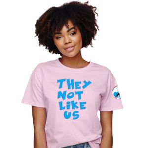 T-shirt rose clair à manches courtes et col rond avec imprimé graphique bleu, vêtement décontracté pour tous les jours, streetwear confortable - Product Image 1