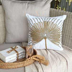 Housse de coussin carrée de luxe brodée à la main avec des perles pour la décoration de la maison, le style de la chambre et une utilisation contemporaine - Product Image 2
