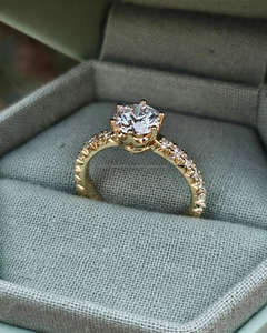 Bague de fiançailles en diamant de laboratoire taille brillant rond, monture à griffes en or jaune avec diamants latéraux, élégante bague de mariage pour femme - Product Image 2