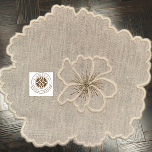 Serviette de cocktail en lin ivoire en forme de pétale avec broderie florale délicate, ajoutant une touche raffinée et élégante à la table. - Product Image 1