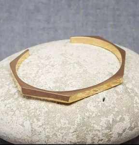 Medalla Moderna de Dos Tonos en Forma de Hueso sobre Base de Latón con Diseño Tallado en Metal y Hueso Marrón para Regalos Empresariales - Product Image 4