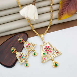 Juego de colgantes de cadena de piedra de cristal chapado en oro Colgantes y dijes de moda - Product Image 1