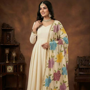 Salwar Kameez ethnique de créateur en organza de soie Tebby de qualité supérieure avec broderies lourdes pour les occasions de fête et de mariage - Product Image 1