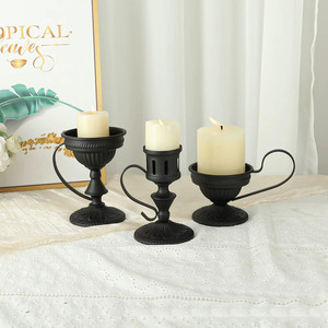 Ensemble de trois bougeoirs modernes en métal noir mat, avec des motifs vintage de style chandelier, pour une touche élégante sur la table. - Product Image 1