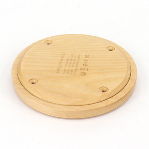 Base de Madera para Carga Inalámbrica Personalizada de Alta Calidad, Modelo Decorativo Redondo Hecho a Mano con Tema de Amor Grabado y Pintado por Artesanos - Product Image 5