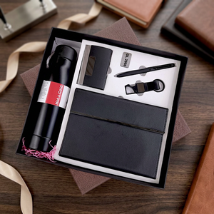 Coffret cadeau d'entreprise premium 5 pièces avec carnet en similicuir, stylo, porte-cartes, porte-clés et gourde en acier pour les professionnels - Product Image 2
