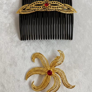 MOLL JEWELLERS Peineta de Pelo Vintage Chapada en Oro Hecha a Mano, Ecológica, Impermeable, de Moda, con Diseño de Flor de Concha y Mini Diamantes de Imitación, para Novias - Product Image 1