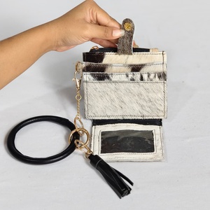 Cartera de Cuero de Lujo con Borla y Asa de Anillo, Cierre de Cremallera Portátil, Diseño Estampado en Marrón y Beige - Product Image 5