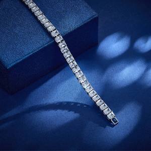 Bracelet tennis en or blanc massif avec diamants de laboratoire taille émeraude, sertis en canal, bijoux fins classiques pour femme - Product Image 5