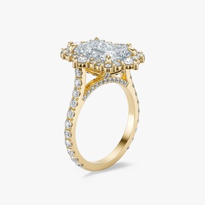 Anillo de Compromiso de Lujo con Halo de Diamantes de Corte Brillante Ovalado en Oro Amarillo de 14 Quilates para Minoristas de Joyería - Product Image 1