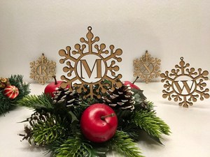 Ornement en bois magnifiquement sculpté célébrant l'esprit de Noël - Product Image 2
