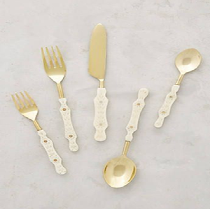 Magnifique ensemble de couverts dorés, avec de superbes poignées rayées noires et blanches, couverts de qualité supérieure, disponibles à prix de gros. - Product Image 4