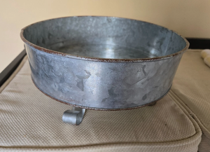 Bandeja Redonda Profunda de Metal Galvanizado Rústico, Bandeja de Almacenamiento de Metal Estilo Rústico Vintage, Acero Galvanizado con Acabado Desgastado - Product Image 2