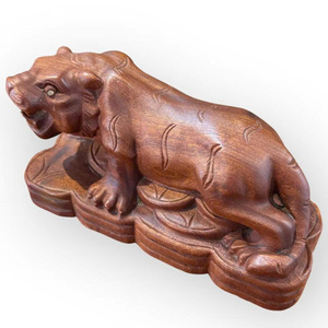 Statue de tigre en bois de rose massif, artisanale, durable, zodiaque chinois, Feng Shui, décoration de table, décoration de la maison - Product Image 5
