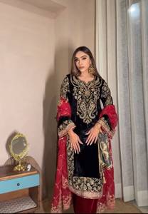 Ensemble prêt-à-porter entièrement cousu avec haut en velours brodé Zari et orné de sequins, pantalon palazzo et dupatta. - Product Image 2