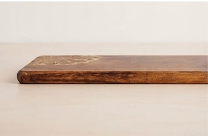 Planche à découper rectangulaire en bois faite à la main avec poignée et motif floral sculpté - Product Image 3