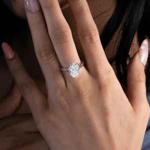 Anillo de compromiso solitario de moissanita color D VVS con corte ovalado y engaste de canal para mujer, de plata fina 925 original, ideal para cumpleaños y fiestas. - Product Image 4