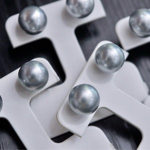 Pendientes de Perlas Dobles Dinámicos de Oro G18k, Clásicos y Juguetones, Perlas Akoya de Agua de Mar de 6-7 mm, Línea de Oreja Suave - Product Image 4