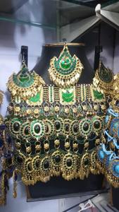 Parure de bijoux afghans tribaux lourds comprenant un collier bib à grandes pièces et des boucles d'oreilles chandelier imposantes - Product Image 5