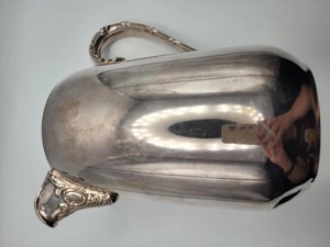 Pichet en acier inoxydable de haute qualité, finition argentée classique, idéal pour servir de l'eau, du jus et des boissons, fabriqué à la main en Inde. - Product Image 3