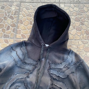 Sweat à capuche noir délavé personnalisé avec patchwork et appliques à bords bruts, coupe non finie, effet vieilli - Product Image 4