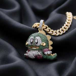 Pendentif Dinosaure en Moissanite Micro-Sertie Verte, Plaqué Or 14K, Forme d'Animal de Dessin Animé, Bijoux Hip-Hop Personnalisés - Product Image 1
